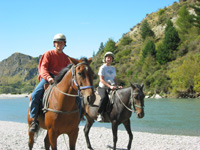 Ridandes längs med Shotover River